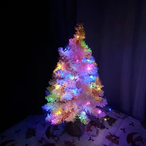 Gros plan montrant les lumières LED colorées sur les branches de sapin rose