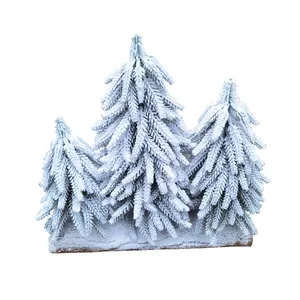 Set aus drei beflockten Mini-Weihnachtsbäumen auf Holzsockel für Winterdeko.