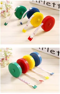 Primo piano dettagliato di metri a nastro retrattili colorati, mini nastro morbido in plastica.