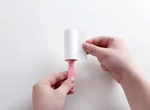 Gros plan du mini rouleau anti-poils rose demontrant l'utilisation pour les animaux