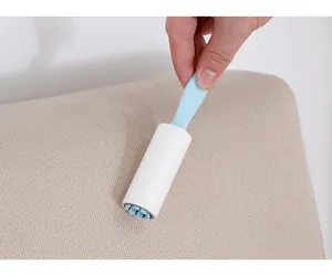 Mini rouleau anti-poils portable avec papier adhésif pour vêtements et animaux vue détail.