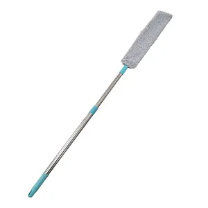 Plumero extensible con cabezal de microfibra y barra telescópica para limpieza profunda.
