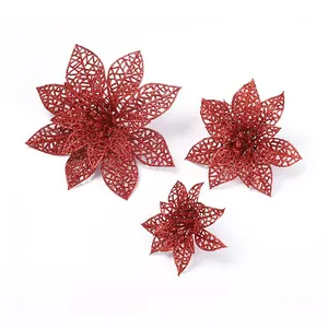 Detailansicht der hohlen roten Glitzer-Weihnachtssterne für Weihnachts-DIY-Projekte