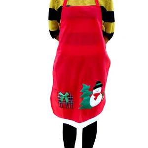Détail du tablier de Noël rouge avec bonhomme de neige et poche à carreaux