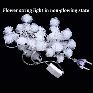 Detalle de guirnalda de luces LED con forma de rosa apagada mostrando pétalos blancos.