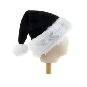 Detailansicht einer weichen schwarzen Plüsch-Weihnachtsmütze mit weißem Kunstfell