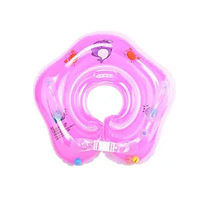 Detailweergave van een roze opblaasbare baby-nekzwemring in bloemvorm met veiligheidsgespen