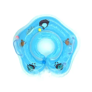 Detailoverzicht van een blauwe stervormige babyzwemhalsring met schattige dierenprints
