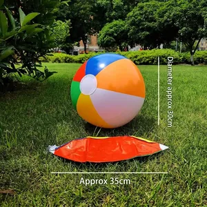 Detailansicht des aufgeblasenen 30 cm und des unaufgepumpten 35 cm bunten Wasserballs