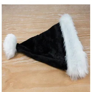 Makro-Detailansicht der weichen schwarz-weißen Plüschtextur einer festlichen Weihnachtsmütze
