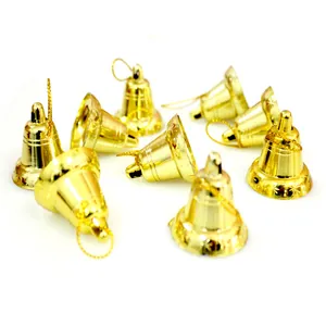 Detailansicht kleiner goldener Weihnachtsglocken mit Sternenmuster für Deko