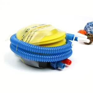 Detalle de bomba de pie con manguera flexible azul y diseño de fuelle amarillo.