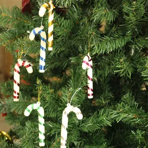Detailansicht bunter Zuckerstangen-Ornamente an einem festlichen grünen Weihnachtsbaum