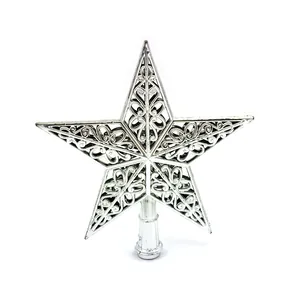 Vue détaillée des motifs en filigrane argenté creux de l'étoile de sapin de Noël.