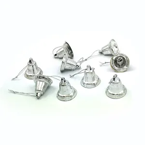 Set aus silbernen Weihnacht Glocken mit Schneeflockenmuster und silbernen Schnüren.