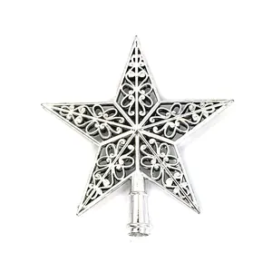Détail rapproché de l'étoile de sommet de sapin de Noël argentée aux motifs évidés