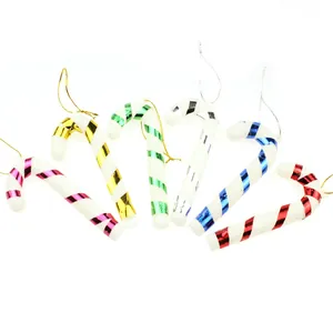 Set mit sechs bunten Weihnachts-Zuckerstangen mit Metallic-Streifen zum Aufhängen.