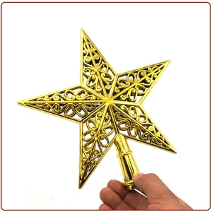 Vue détaillée d'une étoile de sapin de Noël dorée évidée avec des motifs élégants.