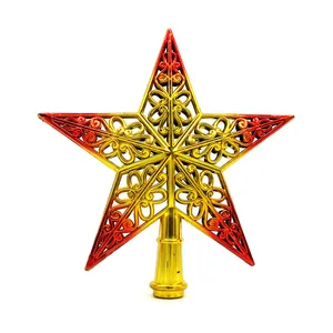 Élégante étoile de sommet de sapin de Noël dorée et rouge avec des motifs ajourés
