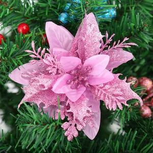 Detailansicht eines funkelnden rosa glitzernden Weihnachtssterns am Tannenbaum
