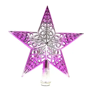 Vue détaillée d'une étoile de cime de sapin de Noël violette ajourée et brillante