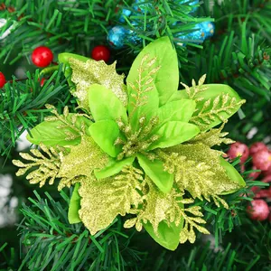 Detaillierte Makroansicht einer grünen Glitzer-Weihnachtsblumendekoration an einem Ast.
