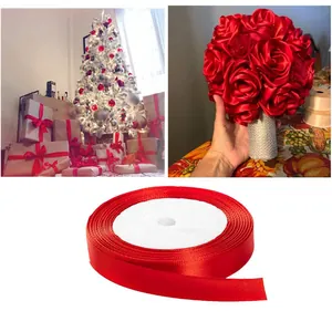 Rotolo di nastro di raso rosso vibrante per confezioni regalo fai da te e nozze