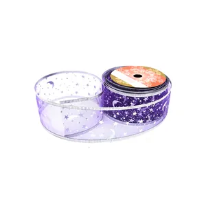 Dettaglio di un nastro in organza viola da 2,7 m con scintillanti motivi di stelle e lune