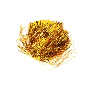 Primo piano di fili di tinsel dorati lucidi per riempimento di scatole regalo