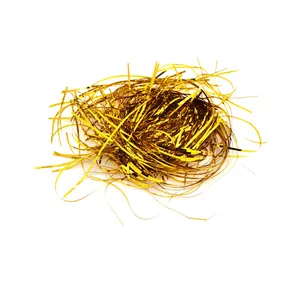 Dettaglio di carta metallizzata dorata lucida per il riempimento di scatole regalo