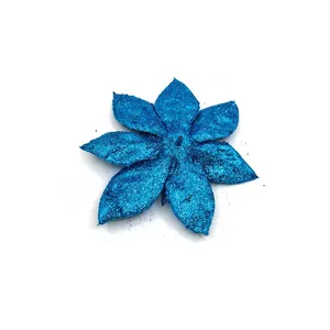 Makroansicht einer blauen glitzernden Kunstblume für den Weihnachtsbaumschmuck