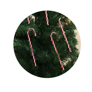 Primo piano di ornamenti a forma di bastoncino di zucchero su un albero di Natale
