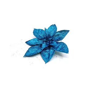 Detaillierte Ansicht einer blauen Glitzer-Weihnachtsstern-Kunstblume für die Deko.
