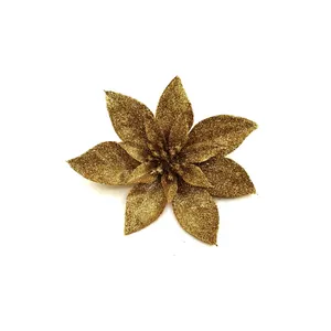 Nahaufnahme der goldenen Glitzer-Kunstblume für die festliche Weihnachtsbaumdekoration