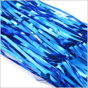 Dettaglio ravvicinato di tenda con frange in lamina blu metallizzato per feste.