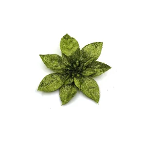 Detailaufnahme einer grünen Glitzer-Kunstblume für festliche Weihnachtsbaumdekoration