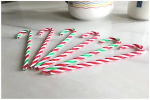 Dettaglio di decorazioni natalizie in acrilico a forma di bastoncino di zucchero