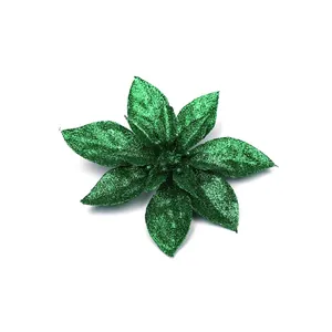 Detailaufnahme einer leuchtend grünen glitzernden Kunstblume für den Weihnachtsbaum