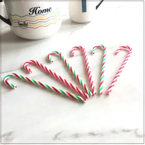 Primo piano di bastoncini di zucchero natalizi decorativi in acrilico a strisce