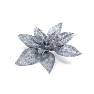 Nahaufnahme einer silbernen Glitzer-Kunstblume für die Weihnachtsbaum-Dekoration zu Hause