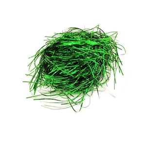Dettaglio macro di festoni metallici verdi lucidi per la decorazione di scatole regalo