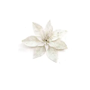 Detailansicht einer weißen, künstlichen Weihnachtsblume mit Glitzer für die Baumdekoration