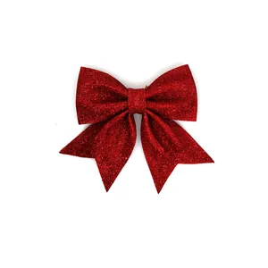 Detailansicht einer leuchtend roten Glitzer-Weihnachtsschleife mit klassischem Design.
