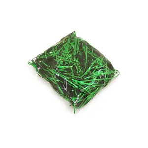 Erba di tinsel verde vibrante in un sacchetto di plastica per la decorazione di regali