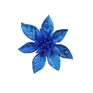 Detailansicht einer blauen Glitzer-Kunstblume für Weihnachtsbaum und festliche Dekoration.