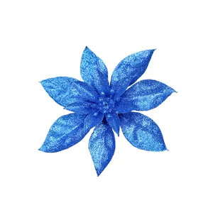 Nahaufnahme einer blauen Glitzer-Kunstblume für festliche Weihnachtsbaumdekorationen