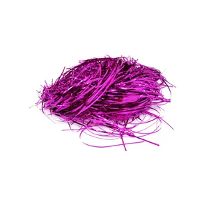 Vista dettagliata del riempitivo in erba metallica magenta per confezioni regalo di lusso