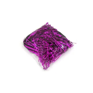 Primo piano di carta stagnola tagliuzzata color magenta in confezione trasparente