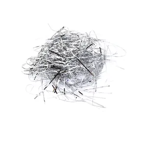 Primo piano di riempitivo in tinsel argento metallizzato per scatole regalo.