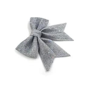 Nahaufnahme einer silbernen Glitzerschleife für Weihnachtsbaumschmuck und Bastelarbeiten